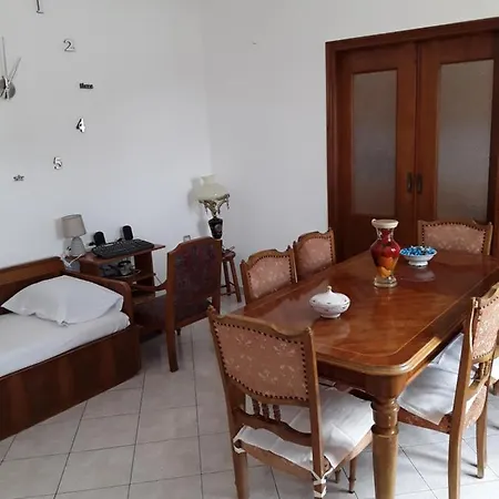 Square House Apartment