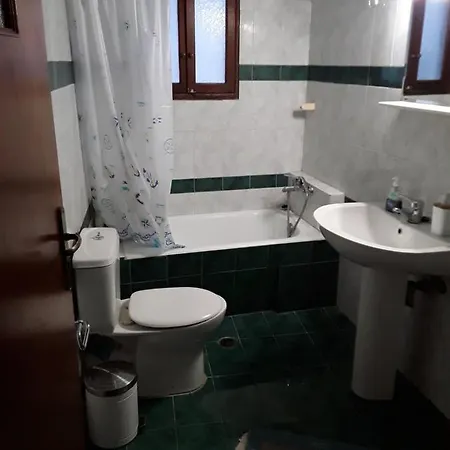 Square House Apartment *